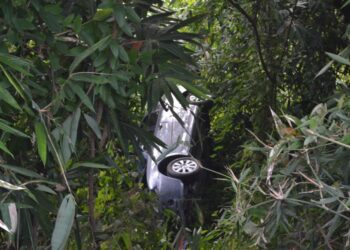 KEADAAN kereta milik seorang penuntut IPT yang sempat melompat keluar selepas keretanya terjatuh ke dalam gaung di Gunung Medan, Kangar, Perlis semalam.