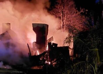 TIGA buah rumah musnah akibat kebakaran di Felcra Lubuk Sireh, Padang Besar, Perlis malam tadi. - UTUSAN