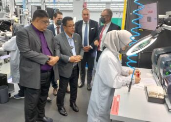 SULAIMAN Md. Ali (tengah) dan Ab. Rauf Yusoh melihat operasi pembuatan alat elektronik sensor Leuze di kawasan Perindustrian Bukit Rambai, Melaka. - UTUSAN/AMRAN MULUP