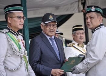 HAMZAH Zainudin ketika menyempurnakan sambutan Hari Imigresen 2022 di Dataran Pahlawan, Putrajaya. - UTUSAN/FAIZ ALIF AHMAD ZUBIR