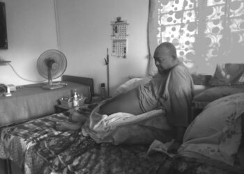 ALLAHYARHAM Ahmad Shahrul Nizam menerima kunjungan wartawan Utusan Malaysia baru-baru ini dekat rumahnya di Kampung Nelayan, Pelabuhan Klang di Klang,  Selangor. - UTUSAN / ABDUL RAZAK IDRIS