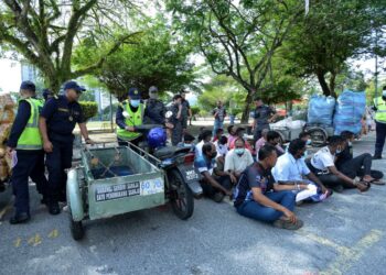 SEBAHAGIAN kenderaan dan motosikal
diperiksa Jabatan Pengangkutan Jalan (JPJ) menerusi operasi Pemandu Warga Asing (Pewa) di Pandan Indah, Ampang hari ini.
