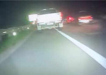 TANGKAP layar rakaman video berdurasi hampir dua minit menunjukkan sebuah Toyota Hilux berwarna putih dipandu secara laju dan berbahaya di lorong kecemasan lebuh raya dari Sungai Dua menghala ke Bertam, Pulau Pinang semalam.