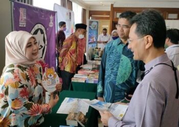 NOROLAZALI Sulaiman (depan, kanan) diiringi Hairol Ariffein Sahari melawat gerai pameran di program Jelajah Halal Malaysia 2022 peringkat negeri Pahang di Hotel Grand Darul Makmur di Kuantan, Pahang. - UTUSAN/ DIANA SURYA ABD WAHAB