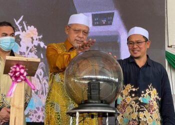 AHMAD Yakub (tengah) ketika merasmikan sambutan Hari Peladang, Penternak dan Nelayan di Pantai Irama, Bachok, Kelantan hari ini. - UTUSAN/TOREK SULONG