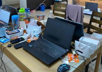 SEBAHAGIAN daripada 16 telefon bimbit pelbagai jenama dan komputer riba yang dirampas polis dalam serbuan di sebuah unit kondominium di Batu 9 Cheras, Kajang.