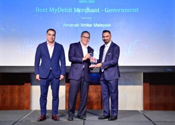 SHAMIR menerima anugerah Transaksi My Debit Tertinggi daripada Ahmad Hizzad.