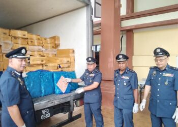 MOHD. Nasir Deraman (tiga dari kanan) menunjukkan ayam beku yang dirampas di dalam sebuah lori di tepi Jalan Taman Persiaran Indah, Kampung Berdang dekat Jeli, Kelantan. - UTUSAN/ROHANA MOHD. NAWI