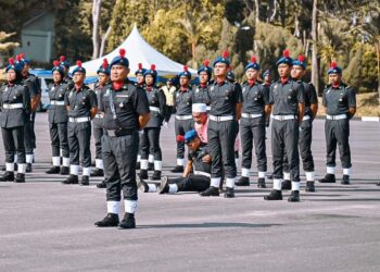 SEORANG bapa berdiri di belakang dan menjadi benteng daripada anaknya kembali rebah
ketika majlis sambutan Hari Penguat Kuasa KPDNHEP di Maktab Penjara Kajang.