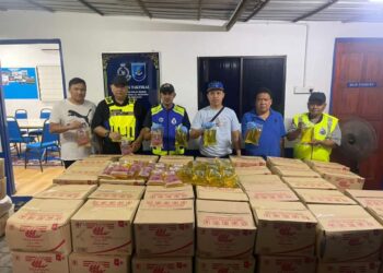MINYAK masak paket bersubsidi yang berjaya dirampas selepas disorokkan di dalam sebuah lori dan stor dalam operasi di Endau.