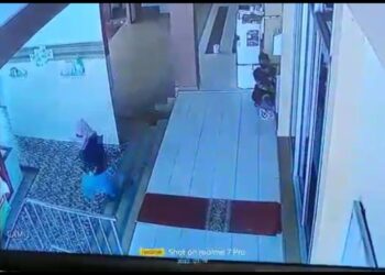 TANGKAP layar kamera litar tertutup memaparkan dua individu termasuk seorang wanita yang memecah tabung masjid di Kampung Begia, Sik.