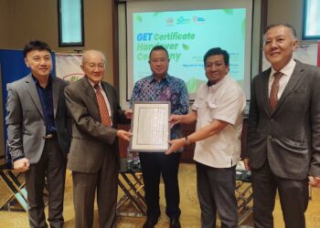 MEGAT Jalaluddin Megat Hassan (dua kanan) menyampaikan sijil GET kepada pihak Thong Guan Industries Berhad di Sungai Petani.