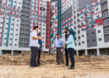 LIM Ban Hong (kanan) mendengar taklimat daripada pemaju dan pengurus projek mengenai perjalanan PPR Klebang, Melaka. - UTUSAN/MUHAMMAD SHAHIZAM TAZALI