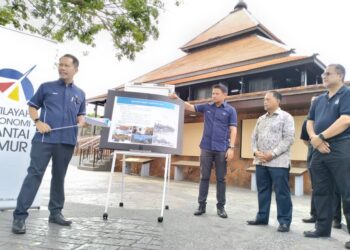 ARIZAN Arifin (kiri) menyampaikan taklimat berkait dengan pembangunan laman seni dan warisan serunding di Kampung Laut, Tumpat, Kelantan hari ini. - UTUSAN/ROHANA ISMAIL