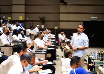 RADZI Jidin mengadakan pertemuan dengan 146 pegawai PPD yang menyertai siri kedua Konvensyen PPD di Institut Aminuddin Baki, Bandar Enstek, Negeri Sembilan.