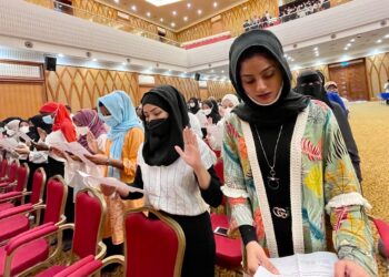SEBAHAGIAN pelajar baharu melafaz ikrar sempena Majlis Orientasi AIU bagi Sidang Akademik 2021-2022 universiti berkenaan di kampusnya di Alor Setar, hari ini.