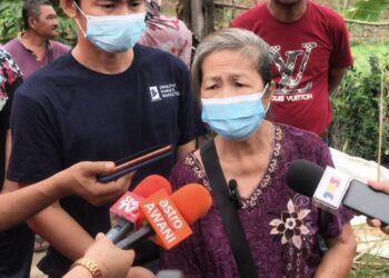TEE Seng Hoo mengadakan sidang akhbar selepas demonstrasi berkaitan pencemaran di Sungai Batu, Kampung Paya Rumput Jaya, Melaka. - UTUSAN/RASUL AZLI SAMAD