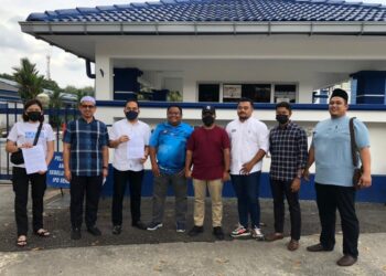 PEMUDA PH Negeri Sembilan menunjukkan salinan laporan polis yang dibuat mereka di IPD Seremban di Seremban 2 hari ini terhadap seorang pengguna TikTok.