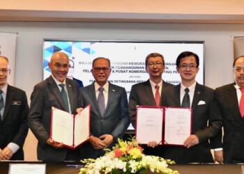 WAN ROSDY Wan Ismail (tiga dari kiri) hadir menyaksikan MoA antara Perbadanan Setiausaha Kerajaan Negeri Pahang dan Casa Inspirasi Sdn. Bhd bagi projek pembangunan bercampur di Genting Permai, Genting Highlands di sebuah hotel di Kuala Lumpur.