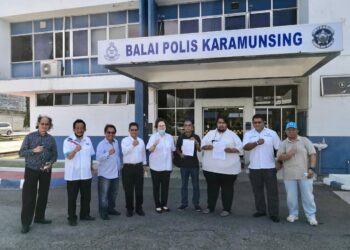 CHRISTINA Liew (tengah) bersama wakil tujuh cabang PKR Sabah semasa membuat laporan di Balai Polis Karamunsing di Kota Kinabalu semalam.