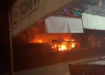 KEBAKARAN membabitkan dua premis kedai di Felda Tersang di Raub, Pahang. - FOTO IHSAN JBPM PAHANG