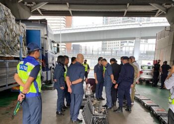 PASUKAN polis dan kastam melakukan pemeriksaan rutin terhadap pergerakan keluar senjata api dan peralatan berkaitan di BSI, Johor Bahru.