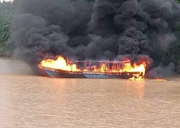 KEBAKARAN kapal yang sarat muatan petrol di perairan Paitan, Beluran semalam. - IHSAN BOMBA