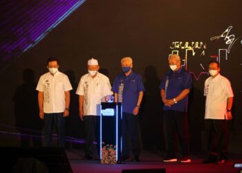 ISMAIL Sabri Yaakob (tengah) bersama Ahmad Yakob (dua kiri) dan Annuar Musa (dua kanan) semasa merasmikan Jelajah Aspirasi Keluarga Malaysia (JAKM) di Stadium Sultan Muhammad IV, Kota Bharu, Kelantan hari ini. - UTUSAN/ZULHANIFA SIDEK