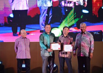 PENGERUSI Lembaga Pengarah UMP, Tan Sri Dr. Abdul Aziz Abdul Rahman (kiri) dan Yuserrie Zainuddin (kanan) bergambar bersama Professor Ir. Dr. Mohd. Faizal Jamlos (dua dari kanan) yang memenangi empat Anugerah Cendekia Bitara dalam kategori penerbitan jurnal, geran antarabangsa dan geran industri.