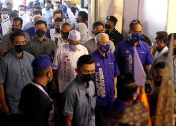 ISMAIL Sabri Yaakob (tengah) diiringi oleh Ahmad Yakob semasa hadir ke majlis Jelajah Aspirasi Keluarga Malaysia (JAKM) di Stadium Sultan Muhammad Ke-IV, Kota Bharu, Kelantan hari ini. - UTUSAN/ZULHANIFA SIDEK