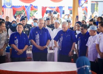 ISMAIL Sabri Yaakob menurunkan tandatangan sebagai gimik perasmian Hab Digital Ketereh dan 5G sempena Jelajah Aspirasi Keluarga Malaysia (AKM) Kelantan di Yayasan Kemiskinan Kelantan (YKK), Kota Bharu, Kelantan hari ini. - UTUSAN/ROSMIZAN RESDI