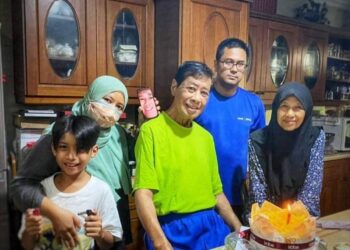 Gambar Abdul Khalid Ibrahim  bersama ahli keluarganya ketika menyambut hari kelahiran pada Disember tahun lalu.