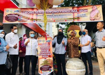 NOLEE Ashilin Mohammed Radzi (empat dari kanan) merasmikan Pelancaran Lorong Seni@Lorong Panglima di Ipoh hari ini. - UTUSAN/MOHAMAD HAFIZI MOHD. SAID