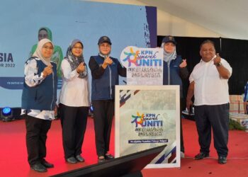 HALIMAH Mohamed Sadique (tiga dari kiri) merasmikan Program Semarak Uniti Keluarga Malaysia Peringkat Parlimen Kota Tinggi di Dataran Tanjung Sedili, Kota Tinggi.