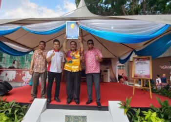 AKRAMUDDIN Abdul Aziz (dua dari kanan) menerima pengiktirafan MBOR daripada Aaron Bong Ken Jin sempena FMWM 2022 di Banda Hilir, Melaka. - UTUSAN/AMRAN MULUP