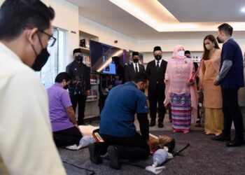 TUNKU Azizah Aminah Maimunah Iskandariah bersama Tengku Norashikin Abdul Rahman berkenan melihat simulasi rawatan kecemasan selepas menyaksikan perasmian Hospital Al-Sultan Abdullah dekat UiTM Kampus Puncak Alam di Kuala Selangor, Selangor hari ini. - UTUSAN/ZULFADHLI ZAKI