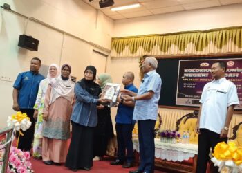 MAHDZIR Khalid (dua kanan) menyampaikan Anugerah Penarafan Pengurusan Kauseling kepada pengetua sekolah pada  Majlis Kolokium Kaunseling Murid Berisiko Cicir Negeri Kedah di SMK Kuala Nerang.