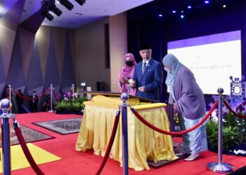 ROZIAH Mohd. Janor (kanan) menyaksikan plak selepas ditandatangani Al-Sultan Abdullah Ri’ayatuddin Al-Mustafa Billah Shah yang berkenan mencemar duli merasmikan Hospital Al-Sultan Abdullah dekat UiTM Kampus Puncak Alam di Kuala Selangor, Selangor hari ini. - UTUSAN / ZULFADHLI ZAKI