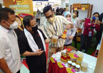 AHMAD Hamzah (dua dari kiri) mendengar penerangan seorang pempamer yang menyertai Program Road To MAHA 2022 Zon Selatan di Angsana Mall Johor Bahru.