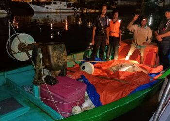 DUA nelayan Myanmar ditahan selepas menceroboh Taman Laut Johor untuk menangkap ikan di perairan Mersing.