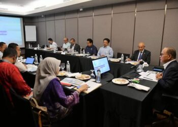 WAN ROSDY Wan Ismail (kanan) mengadakan mesyuarat bersama pegawai Pengurusan Air Pahang Berhad Kuantan dan Raub di Kuantan, Pahang. - FOTO/IHSAN PENGURUSAN AIR PAHANG BERHAD