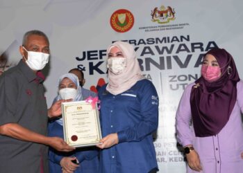 RINA Mohd. Harun menyampaikan sijil penghargaan ketika merasmikan Program Jerayawara dan Karnival Bangkit Wanita KPWKM Zon Utara di Aman Central, hari ini.