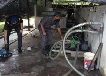 PEGAWAI Penguat Kuasa KPDNHEP Negeri Sembilan menyerbu sebuah bekas tempat peliharaan haiwan yang dijadikan sebuah stor haram minyak diesel bersubsidi di Persiaran Mutiara Galla di Seremban hari ini.