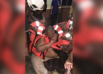 ANGGOTA bomba membantu menyelamatkan seorang lelaki obesiti yang terperangkap banjir dalam kejadian di Kampung Singh, Seremban, malam semalam.