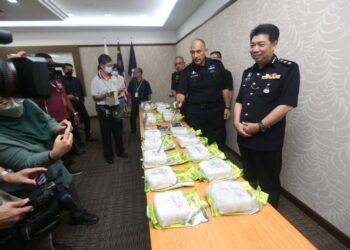 MIOR Faridalathrash Wahid (dua dari kanan) menunjukkan dadah yang dirampas selepas menahan sepasang suami isteri dalam sidang akhbar di IPK Perak di Ipoh hari ini. - UTUSAN/ASLIZA MUSA
