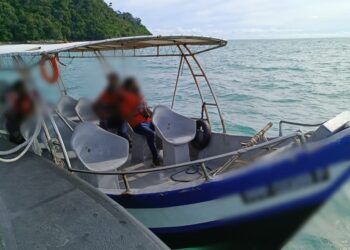 SEBUAH bot penumpang ditahan Maritim Malaysia Pulau Pinang di kedudukan 0.35 kilometer Tanjung Puchat, Mukah Head, Teluk Bahang semalam kerana membawa pelancong tanpa lesen yang sah serta insurans tamat tempoh.