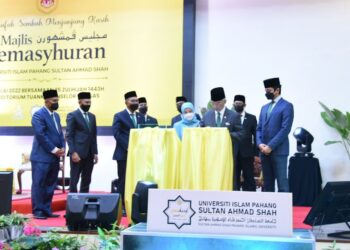 AL-SULTAN Abdullah Abdullah Ri’ayatuddin Al-Mustafa Billah Shah (dua dari kanan) diiringi Tunku Azizah Aminah Maimunah Iskandariah (tiga dari kanan) dan Tengku Hassanal Ibrahim Alam Shah (kanan) menyempurnakan gimik Pemasyuran Universiti Islam Pahang Sultan Ahmad Shah (UnIPSAS) di Auditorium Tuanku Canselor UnIPSAS di Kuantan, Pahang. - UTUSAN/ DIANA SURYA ABD WAHAB