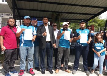 AKIF Rusli (dua kanan) menunjukkan laporan polis yang dibuat bersama beberapa wakil Pejuang Shah Alam dekat Balai Polis Seksyen 9 di Shah Alam, Selangor, hari ini.