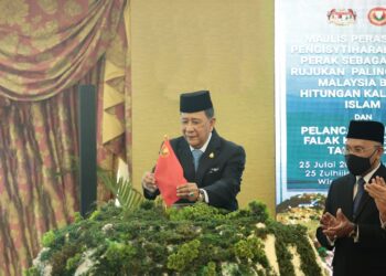 SULTAN Sallehuddin Sultan Badlishah berkenan meletakkan bendera Kedah di replika Pulau Perak yang berada di Yan selepas merasmikan Majlis Pengisytiharan Pulau Perak Sebagai Titik Rujukan Paling Barat Malaysia Bagi Hitungan Kalendar Islam di Wisma Darul Aman, hari ini.