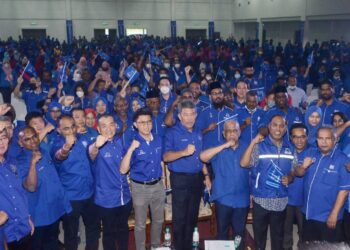 MOHAMAD Hasan pada majlis pelancaran jentera Pusat Daerah Mengundi (PDM) BN Pulau Pinang di Kubang Menerong semalam. - UTUSAN/IQBAL HAMDAN